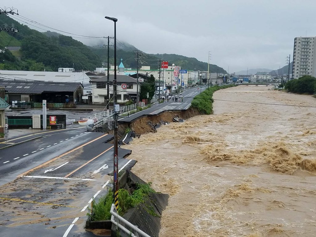 川が増水し、道路が崩れている画像