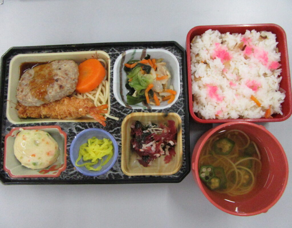 お弁当(ご飯、おかず、汁物)画像