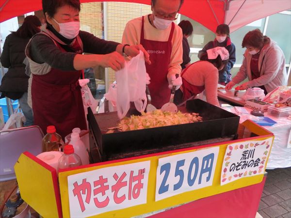 露店で焼きそばをつくる女性の様子