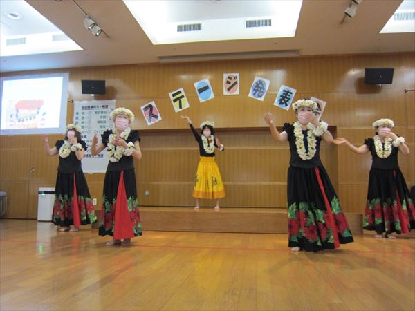 ステージでダンスを踊る女性の様子